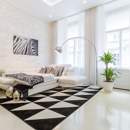 Stylish Apartment 5 Minutes Walk From City Center Прага Екстер'єр фото