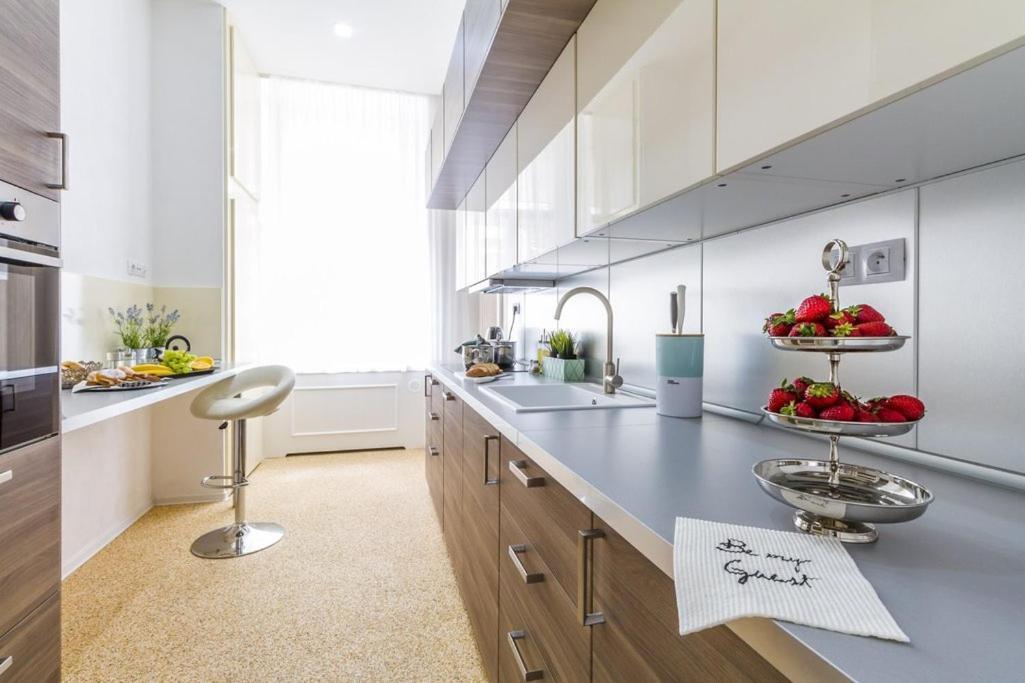 Stylish Apartment 5 Minutes Walk From City Center Прага Екстер'єр фото