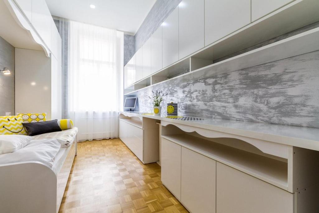 Stylish Apartment 5 Minutes Walk From City Center Прага Екстер'єр фото