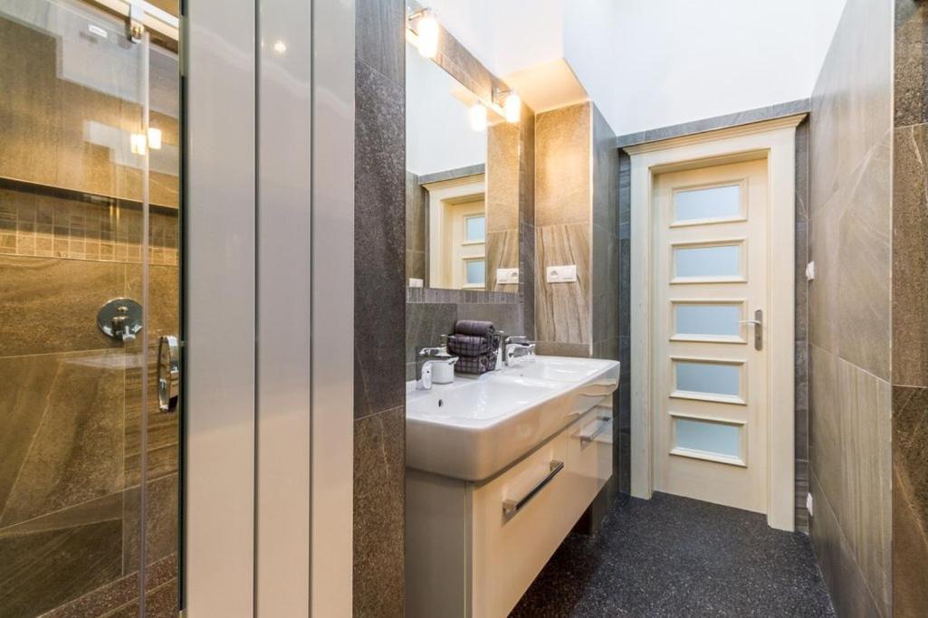 Stylish Apartment 5 Minutes Walk From City Center Прага Екстер'єр фото