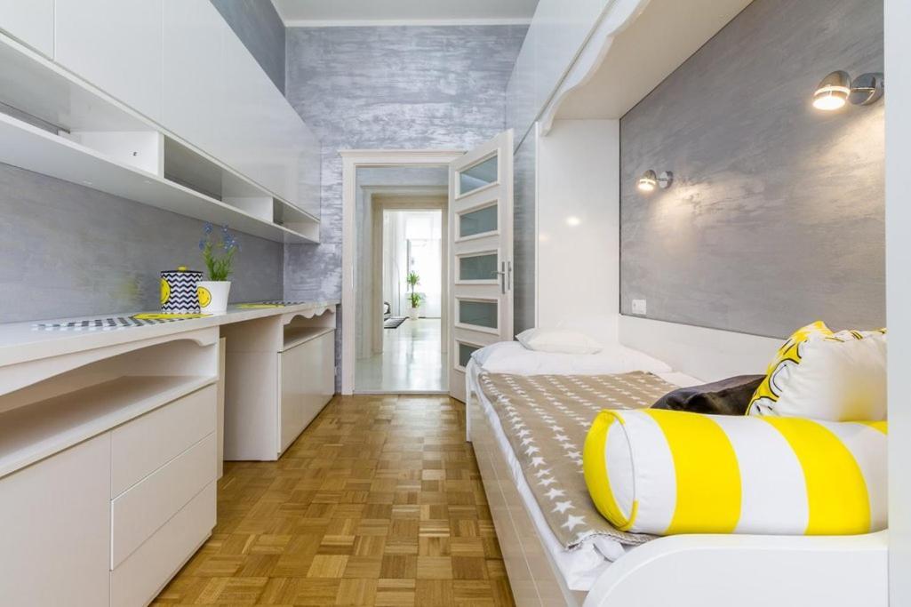 Stylish Apartment 5 Minutes Walk From City Center Прага Екстер'єр фото