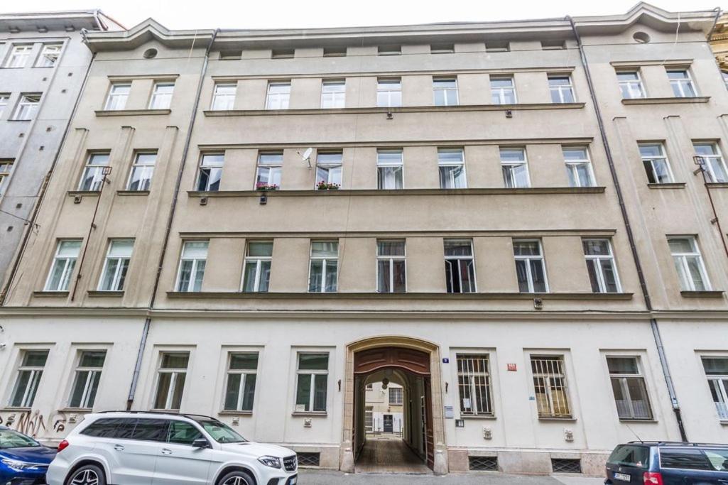 Stylish Apartment 5 Minutes Walk From City Center Прага Екстер'єр фото